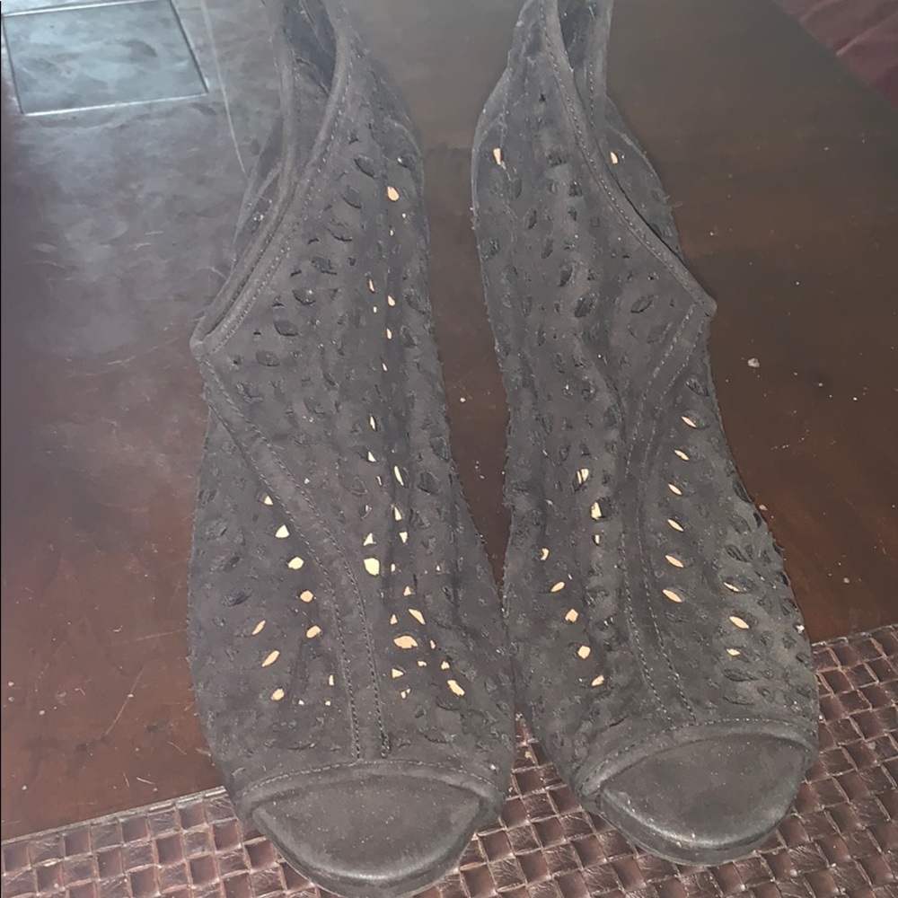 Laced black heels/can be negotiated